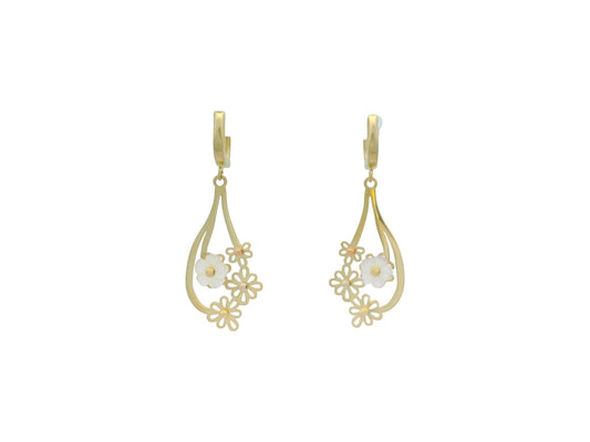 Cercei Antonia Gold din aur cu design lacrimă, motive florale decupate și inserții delicate din sidef alb.