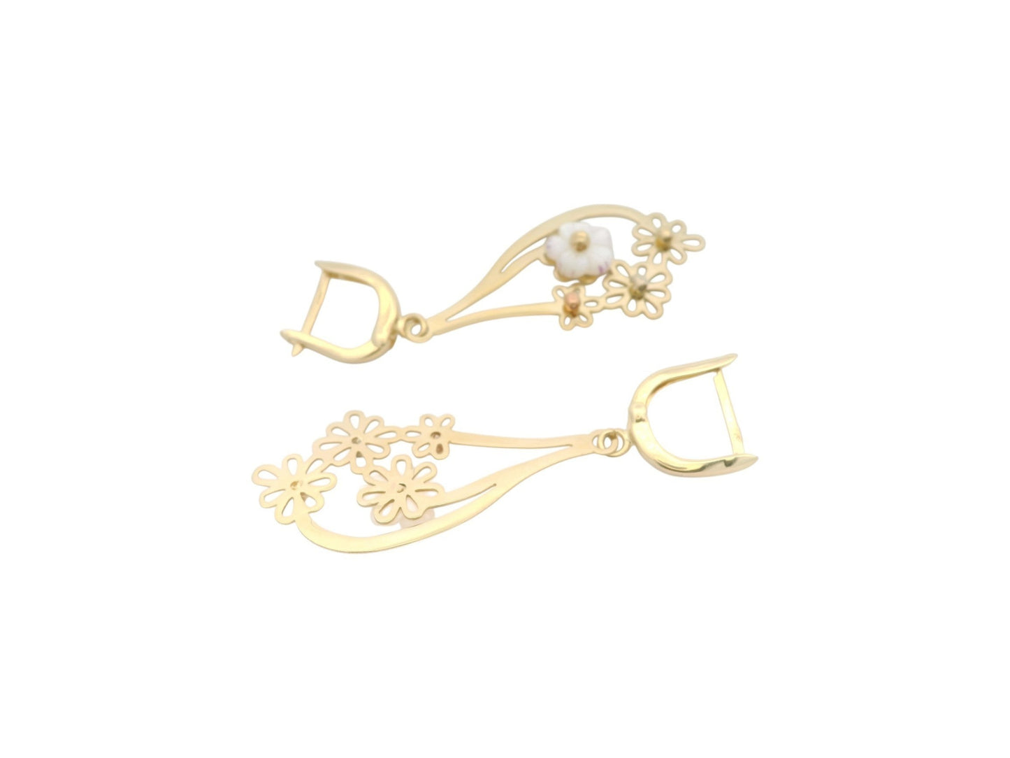 Cercei Antonia Gold din aur cu design floral decupat și floare din sidef alb, sistem de prindere tip tortiță.