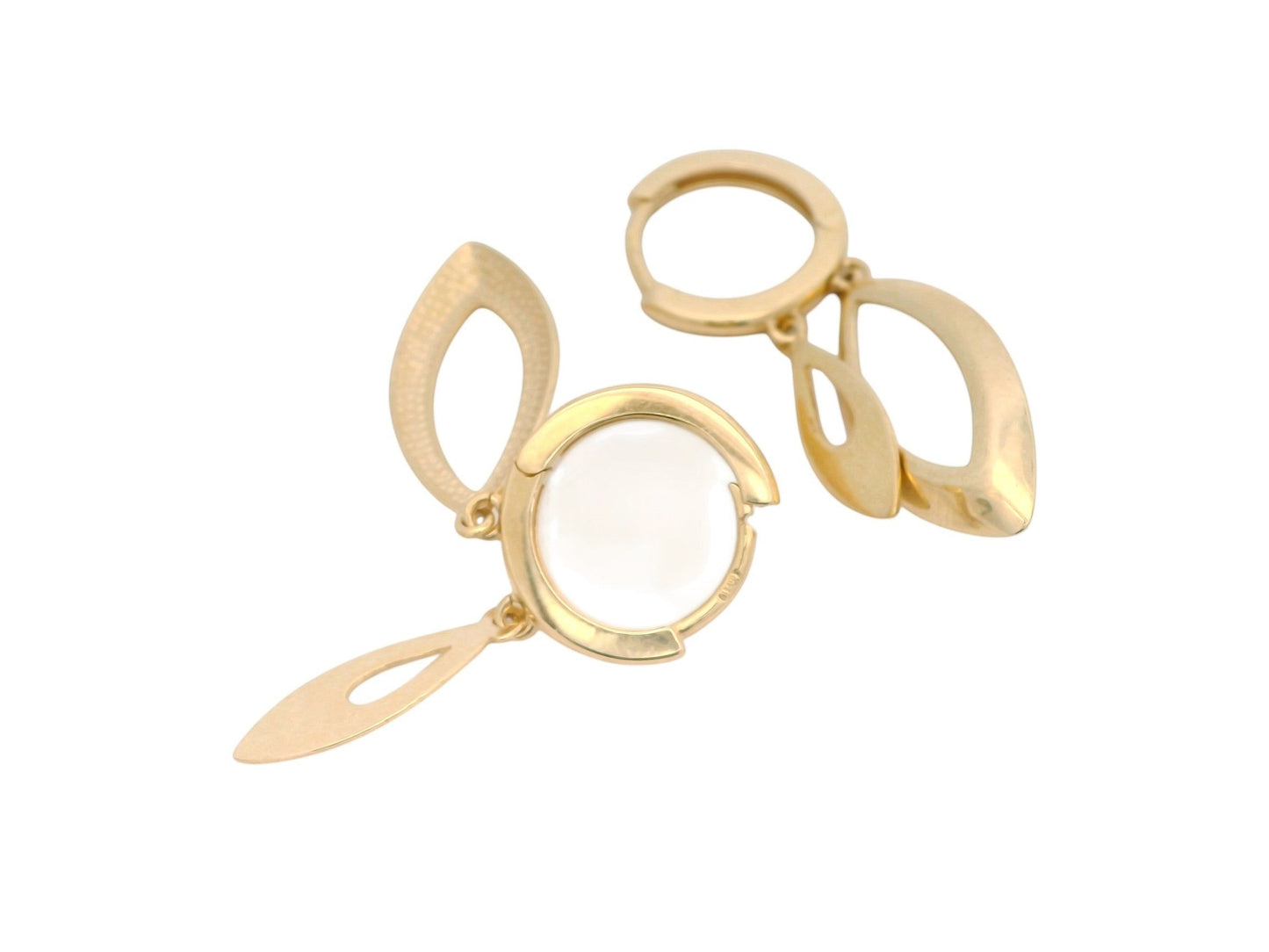 Cercei Antonia Gold din aur galben cu design modern tip frunză și sistem de prindere tortiță, finisaj lucios elegant.