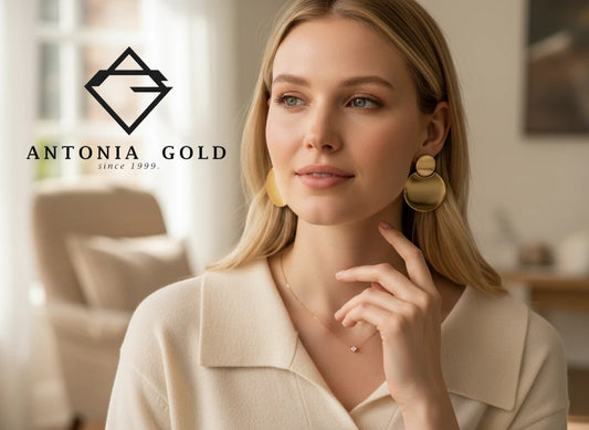 Model purtând cercei rotunzi Antonia Gold din aur cu design geometric minimalist și finisaj mat elegant