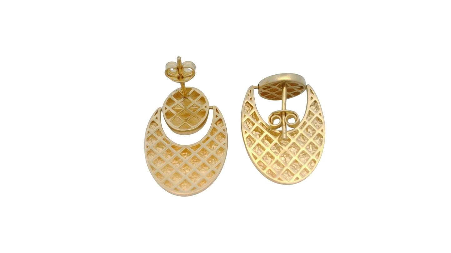 Cercei Antonia Gold din aur galben cu design semilună, textură bătută și model geometric tip rețea pe spate