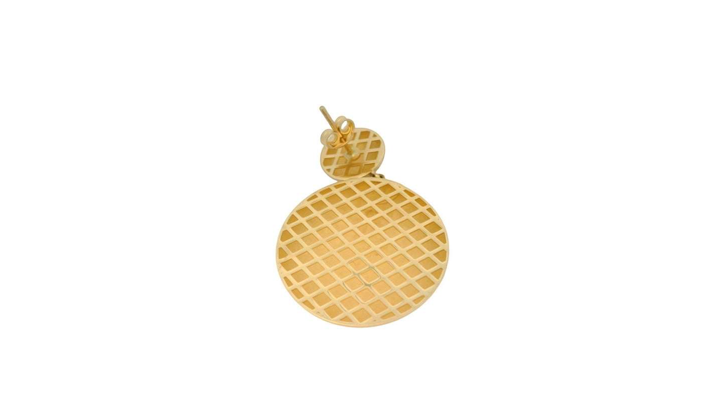 Cercei Antonia Gold placați cu aur, cu design geometric circular și textură tip grilă, eleganți și sofisticați.