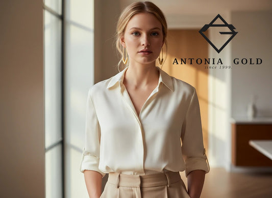Femeie purtând cercei Antonia Gold Tip Ac din aur galben cu design minimalist în formă de V, stil elegant și modern