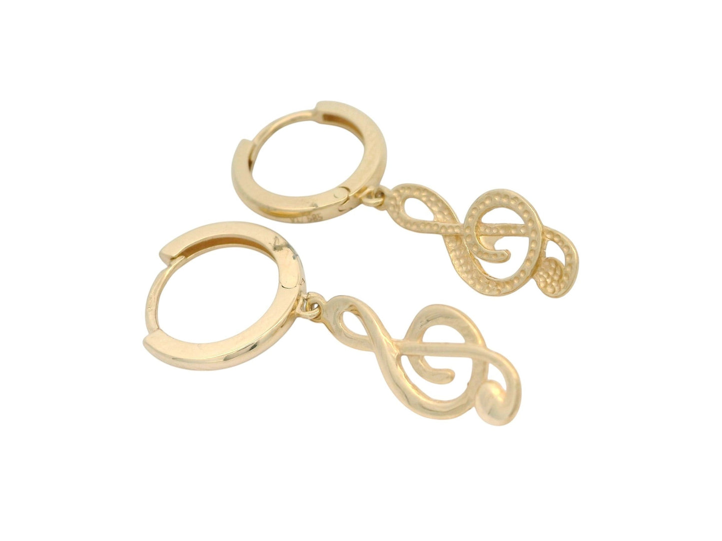 Cercei Antonia Gold tip creole din aur galben cu pandantiv în formă de cheia sol, design elegant și minimalist.