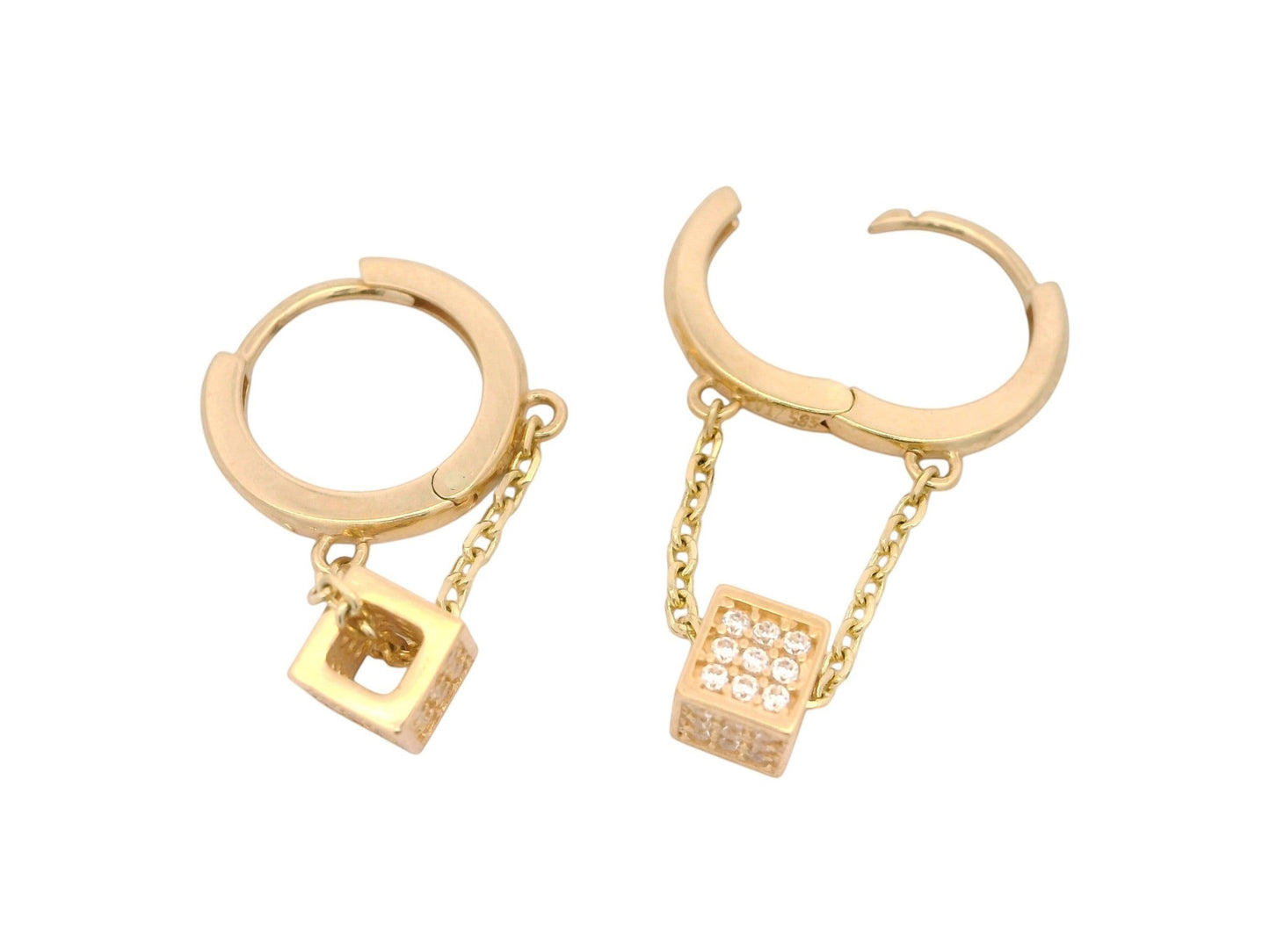 Cercei Antonia Gold tip hoop din aur cu pandantiv cub decorat cu pietre de zirconiu strălucitoare