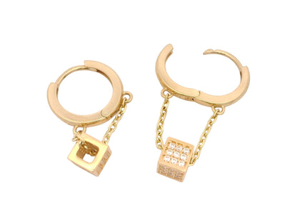 Cercei Antonia Gold tip hoop din aur cu pandantiv cub decorat cu pietre de zirconiu strălucitoare