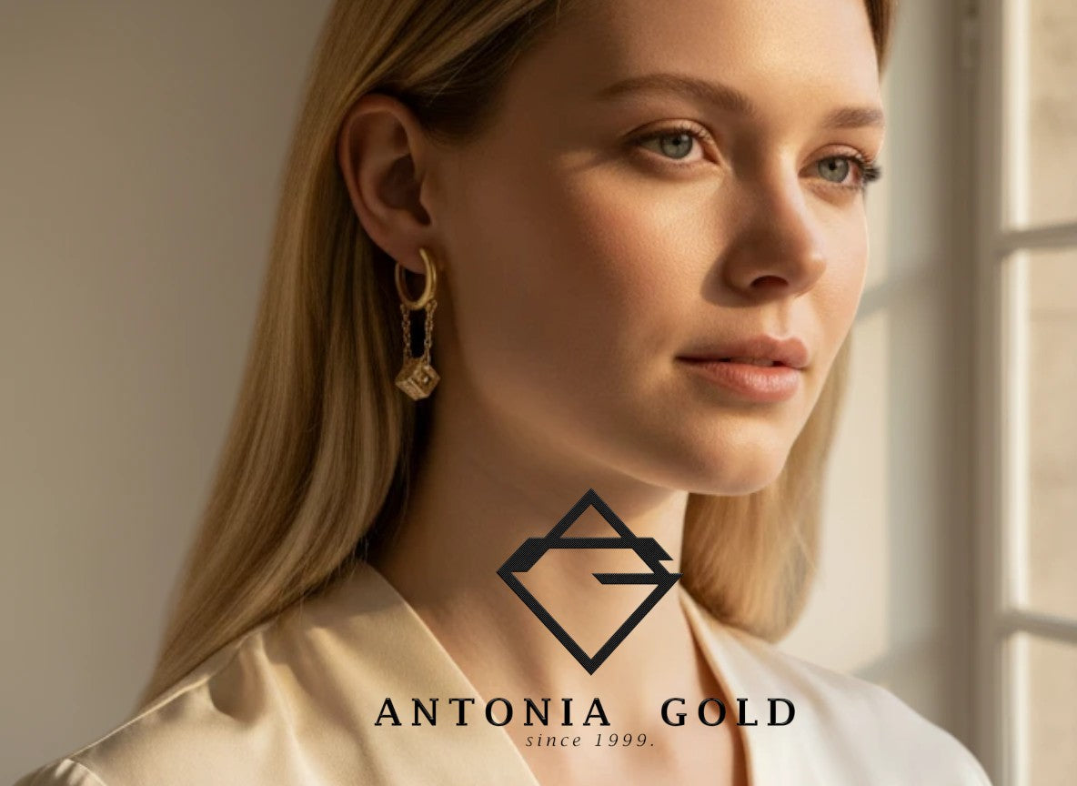 Cercei Antonia Gold tip hoop din aur cu pandantiv cub și zirconii purtați de o femeie cu păr blond