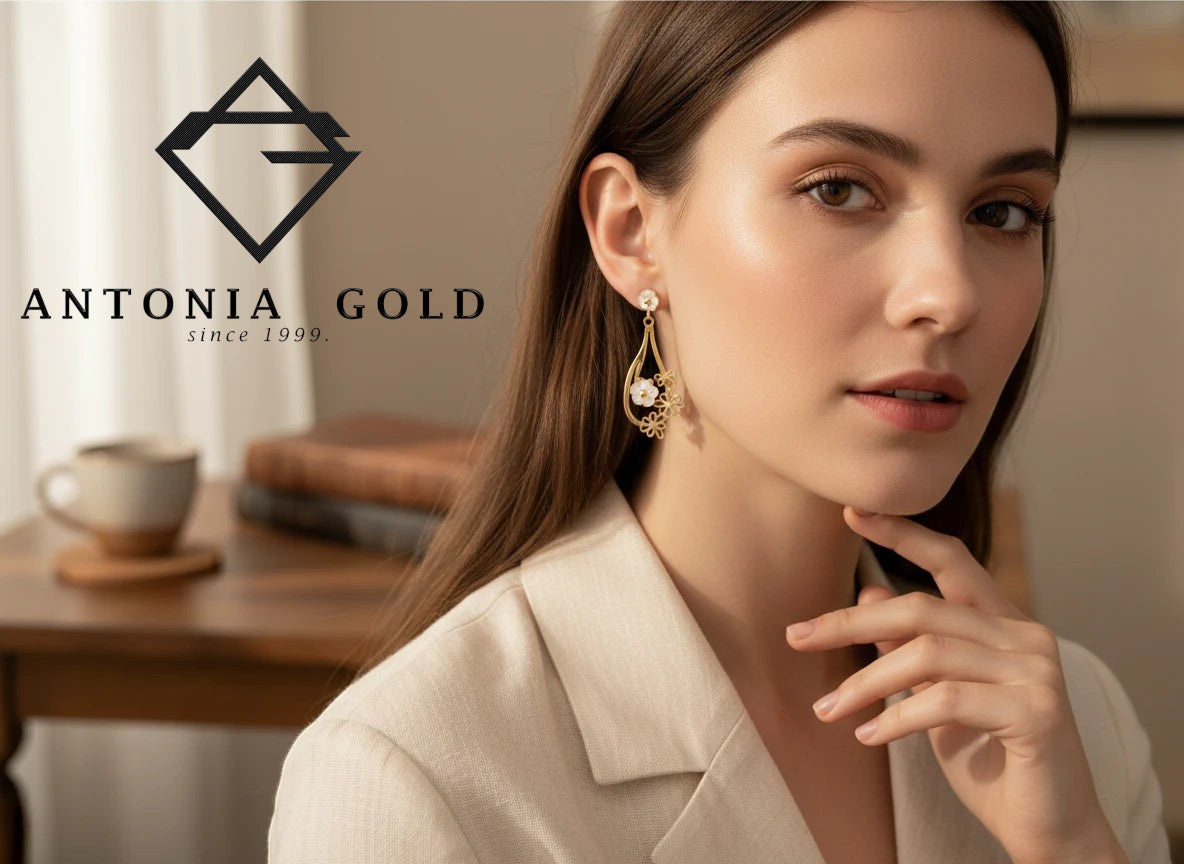Cercei Antonia Gold din aur cu design floral decupat și sidef alb purtați de o femeie cu sacou bej