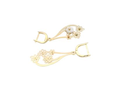 Cercei Antonia Gold din aur cu design floral decupat și floare din sidef alb, sistem de prindere tip tortiță.
