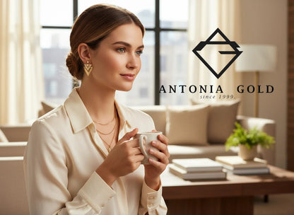 Cercei Antonia Gold geometrici din aur cu triunghiuri suprapuse și pietre strălucitoare purtați de o femeie elegantă