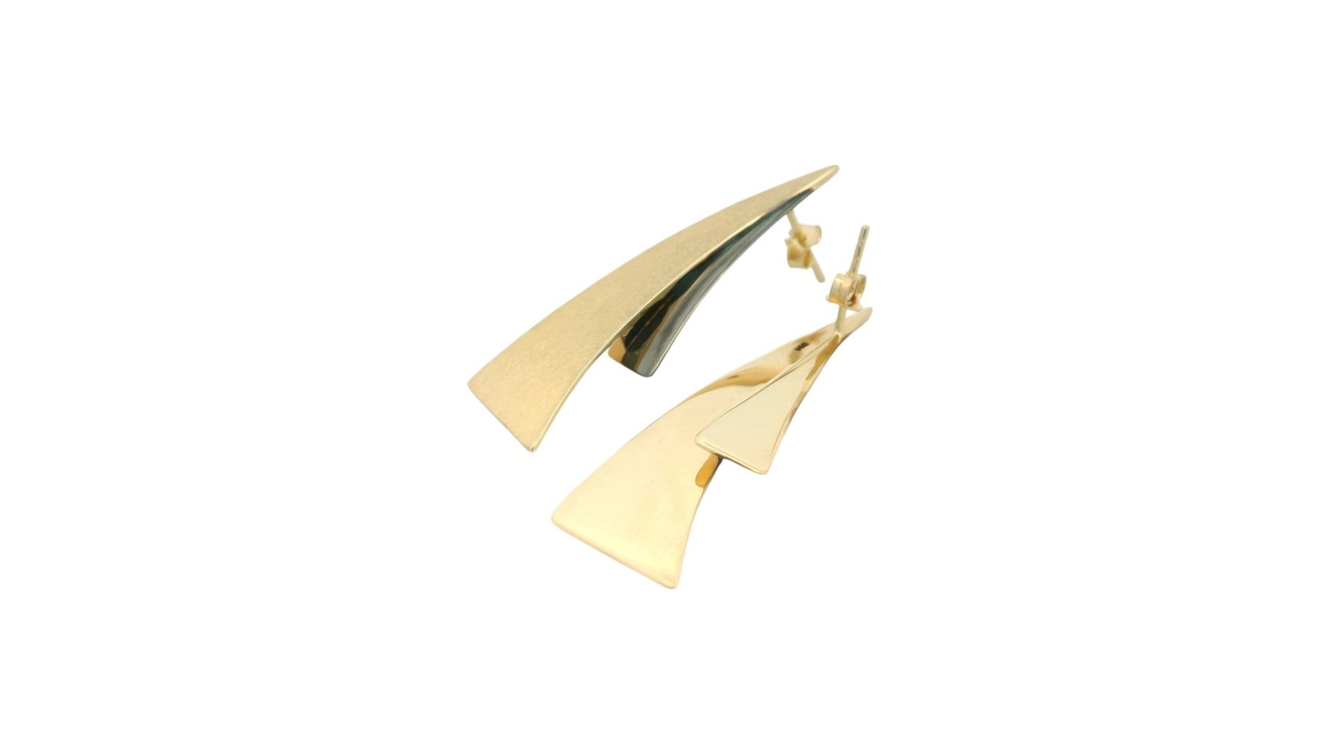 Cercei Antonia Gold geometrici din aur cu design triunghiular curbat și finisaj mat elegant
