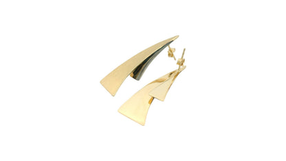 Cercei Antonia Gold geometrici din aur cu design triunghiular curbat și finisaj mat elegant