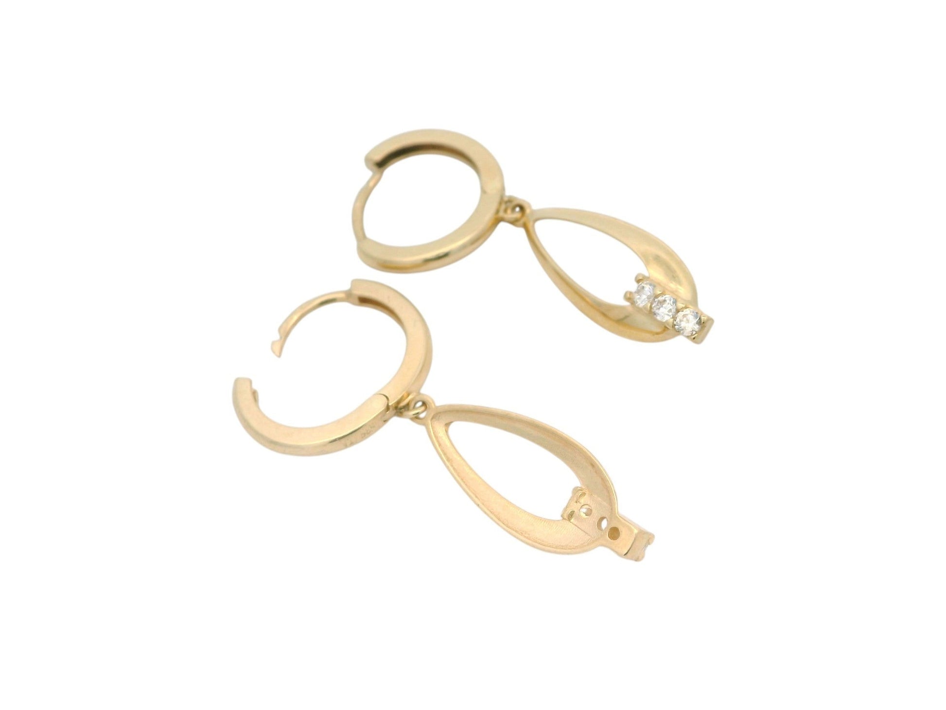 Cercei Antonia Gold din aur galben cu design tip lacrimă și trei pietre strălucitoare, eleganți și rafinați.