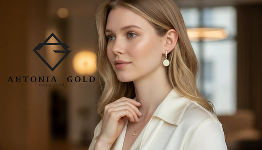 Model purtând cercei Antonia Gold rotunzi din aur cu pietre strălucitoare și sistem de prindere tip tortiță
