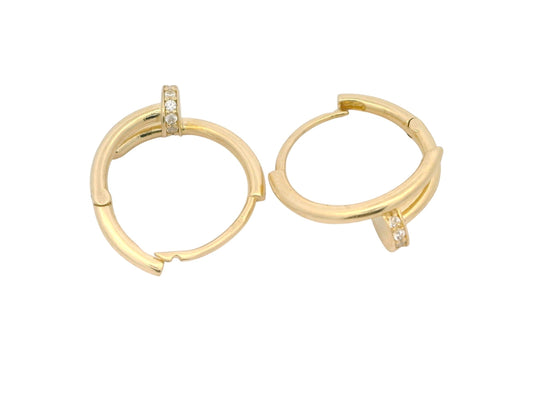 Cercei rotunzi Antonia Gold din aur cu design minimalist tip verigă și detalii strălucitoare cu pietre
