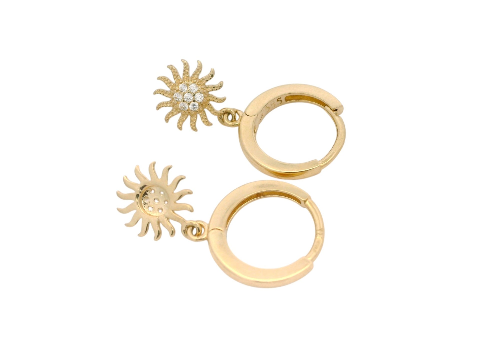 Cercei Antonia Gold tip creole din aur galben 14K cu pandantiv soare decorat cu pietre de zirconiu strălucitoare.