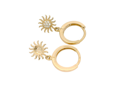 Cercei Antonia Gold tip creole din aur galben 14K cu pandantiv soare decorat cu pietre de zirconiu strălucitoare.