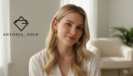 Femeie blondă purtând cercei Antonia Gold din aur galben cu design modern în formă de stele suprapuse și sistem tip tortiță