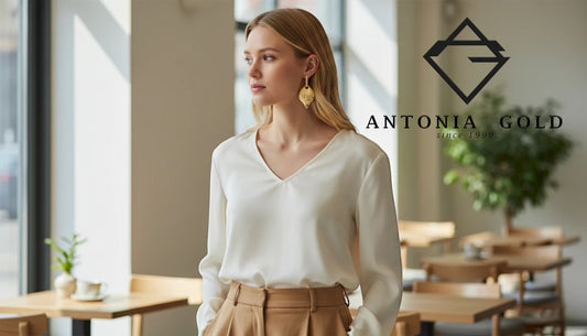 Model purtând cercei Antonia Gold aurii cu pandantiv detașabil în formă de frunză și cristale, stil elegant și modern