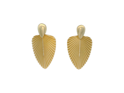 Cercei Antonia Gold în formă de frunză, realizați din metal auriu cu striații fine și design elegant.