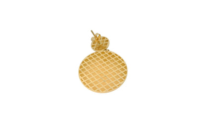 Cercei Antonia Gold placați cu aur, cu design geometric circular și textură tip grilă, eleganți și sofisticați.