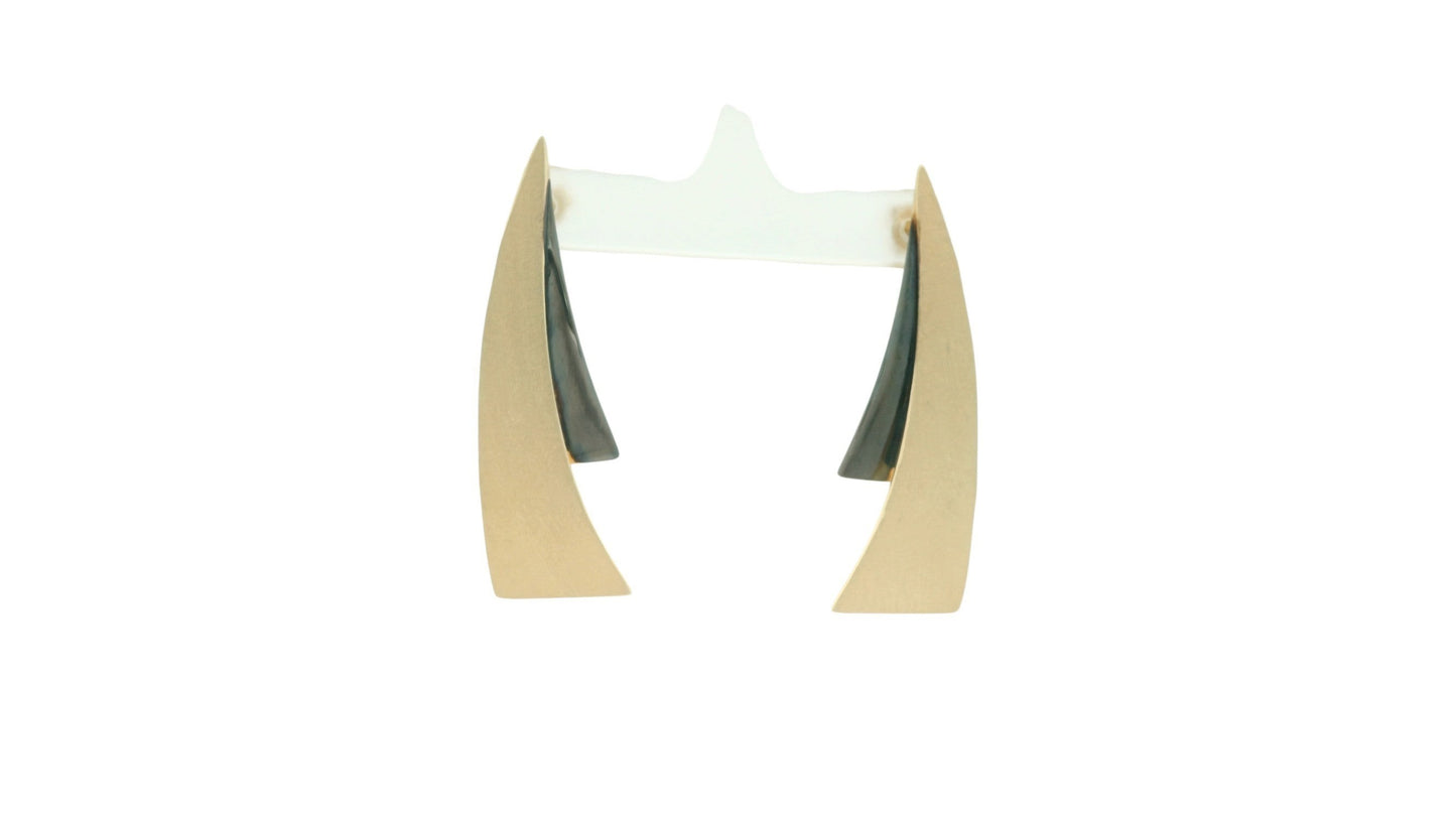 Cercei Antonia Gold geometrici cu formă triunghiulară curbată și finisaj mat auriu, design minimalist și modern.