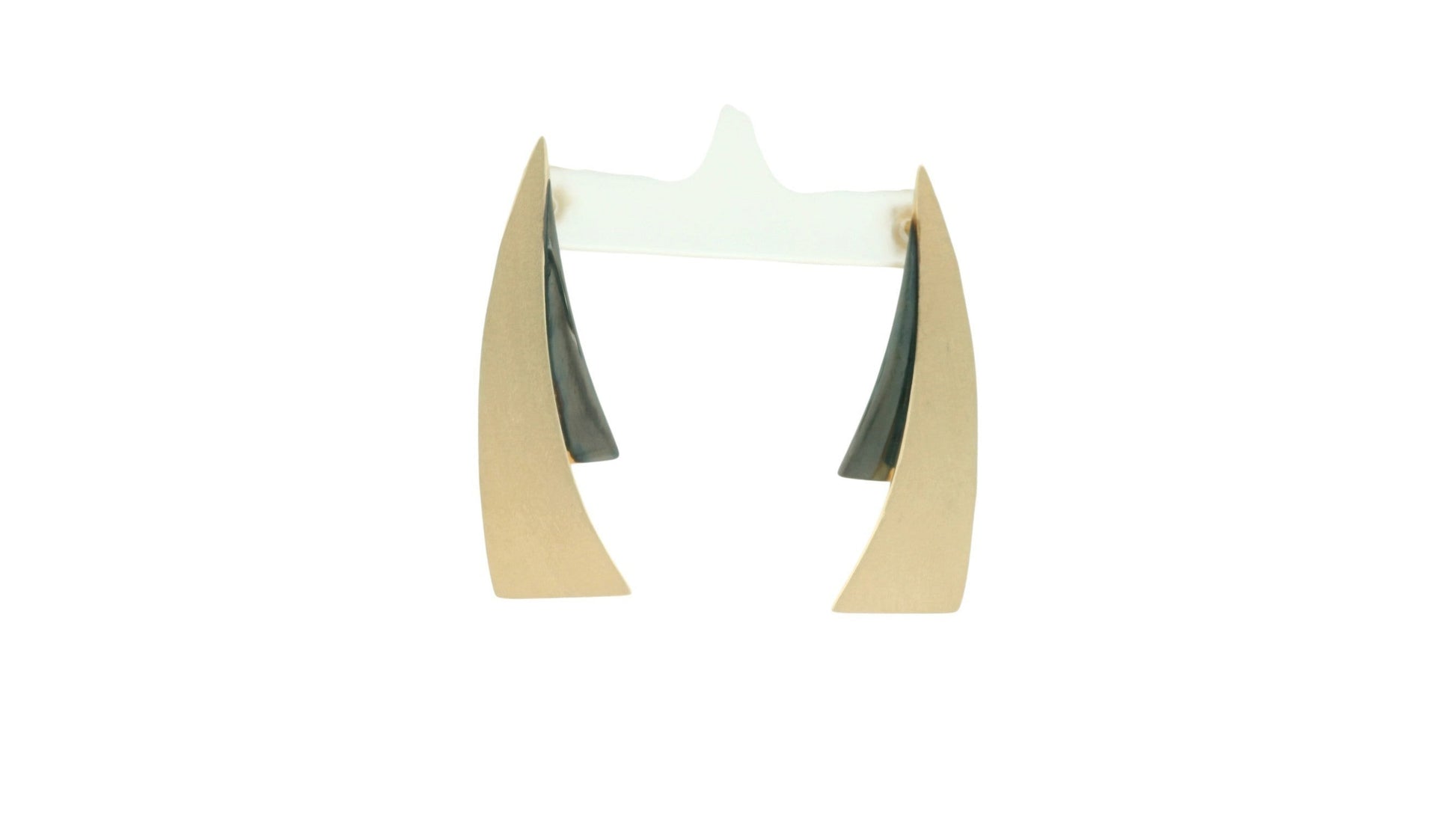 Cercei Antonia Gold geometrici cu formă triunghiulară curbată și finisaj mat auriu, design minimalist și modern.