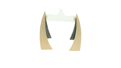 Cercei Antonia Gold geometrici cu formă triunghiulară curbată și finisaj mat auriu, design minimalist și modern.