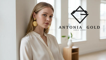 Model purtând cercei Antonia Gold placați cu aur, cu design geometric circular texturat, într-un cadru luminos.