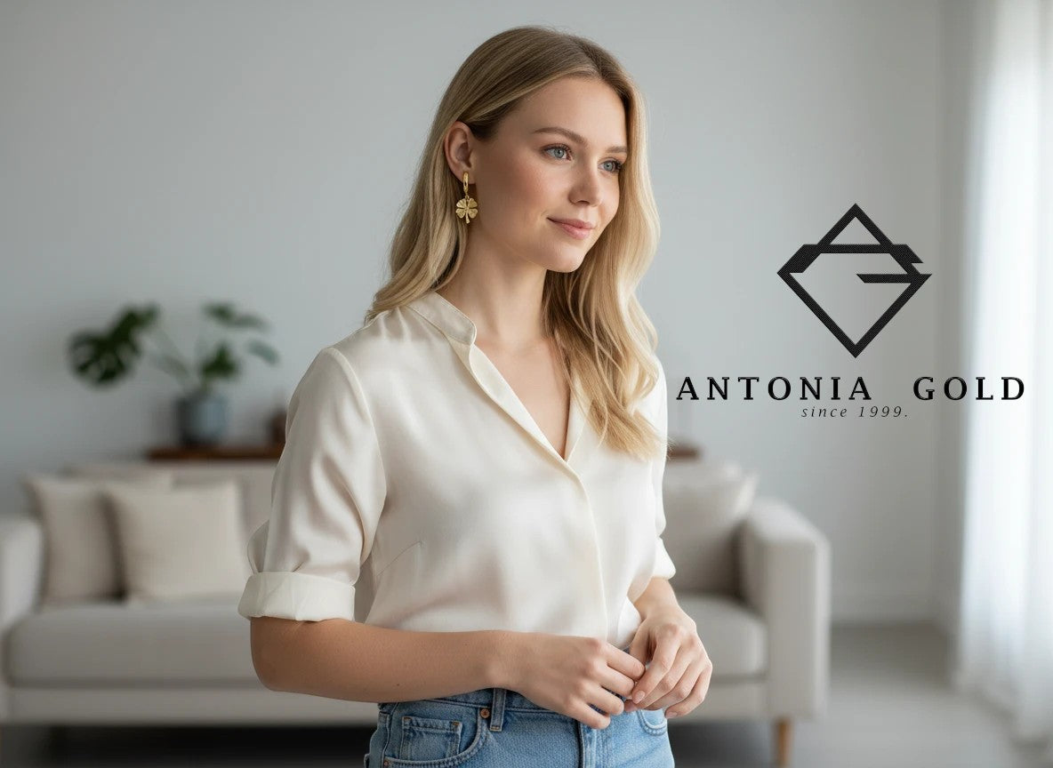 Femeie purtând cercei Antonia Gold tip creole din aur de 14K cu pandantiv trifoi cu patru foi și detalii strălucitoare