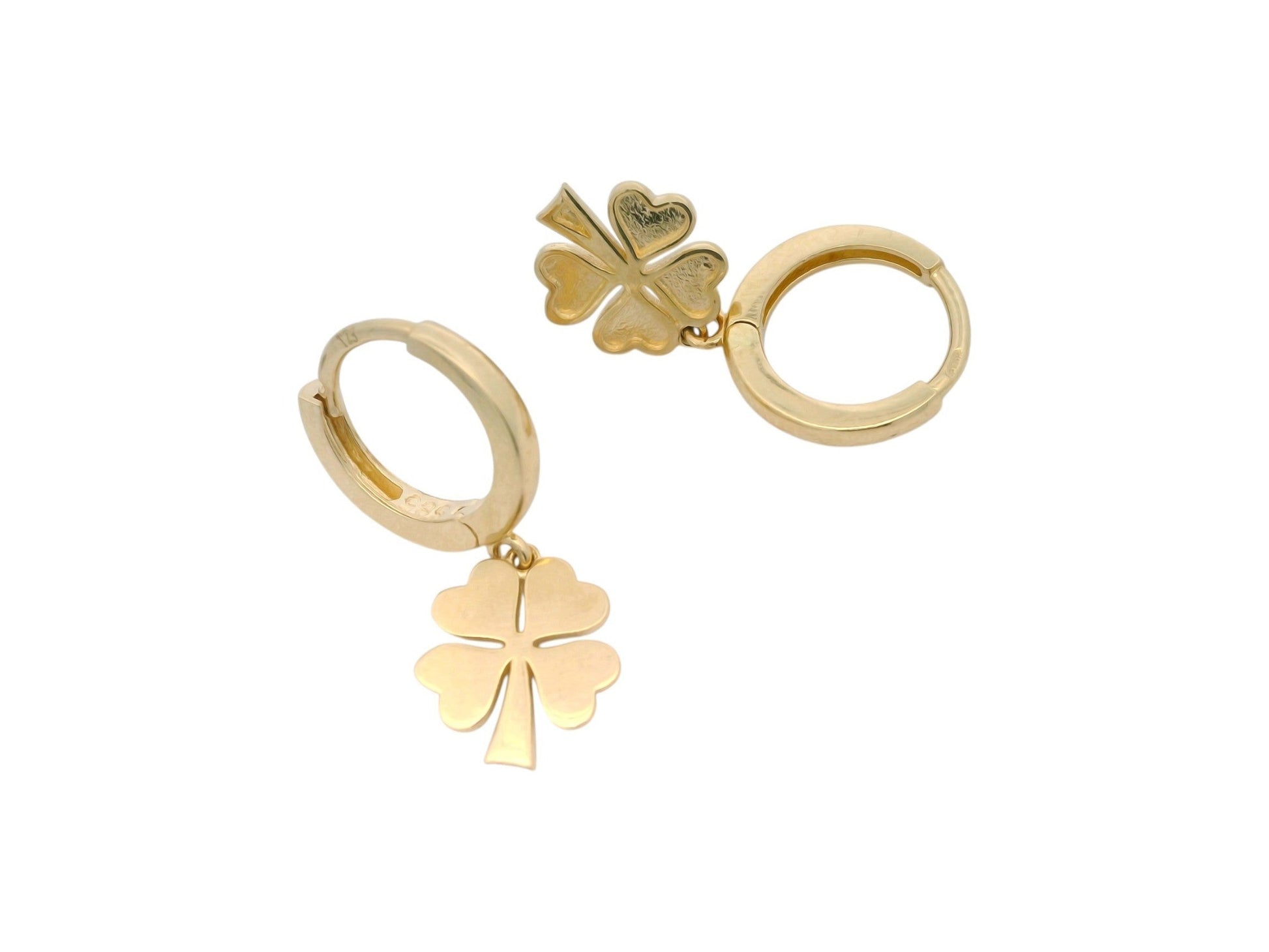 Cercei Antonia Gold tip creole din aur galben 14K cu pandantiv trifoi cu patru foi, design elegant și minimalist.