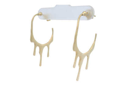 Cercei Antonia Gold tip creole cu design fluid din metal auriu ce imită efectul de metal topit
