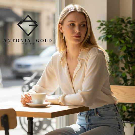 Femeie purtând cercei dreptunghiulari Antonia Gold din aur galben 14K, cu design minimalist și finisaj lucios.