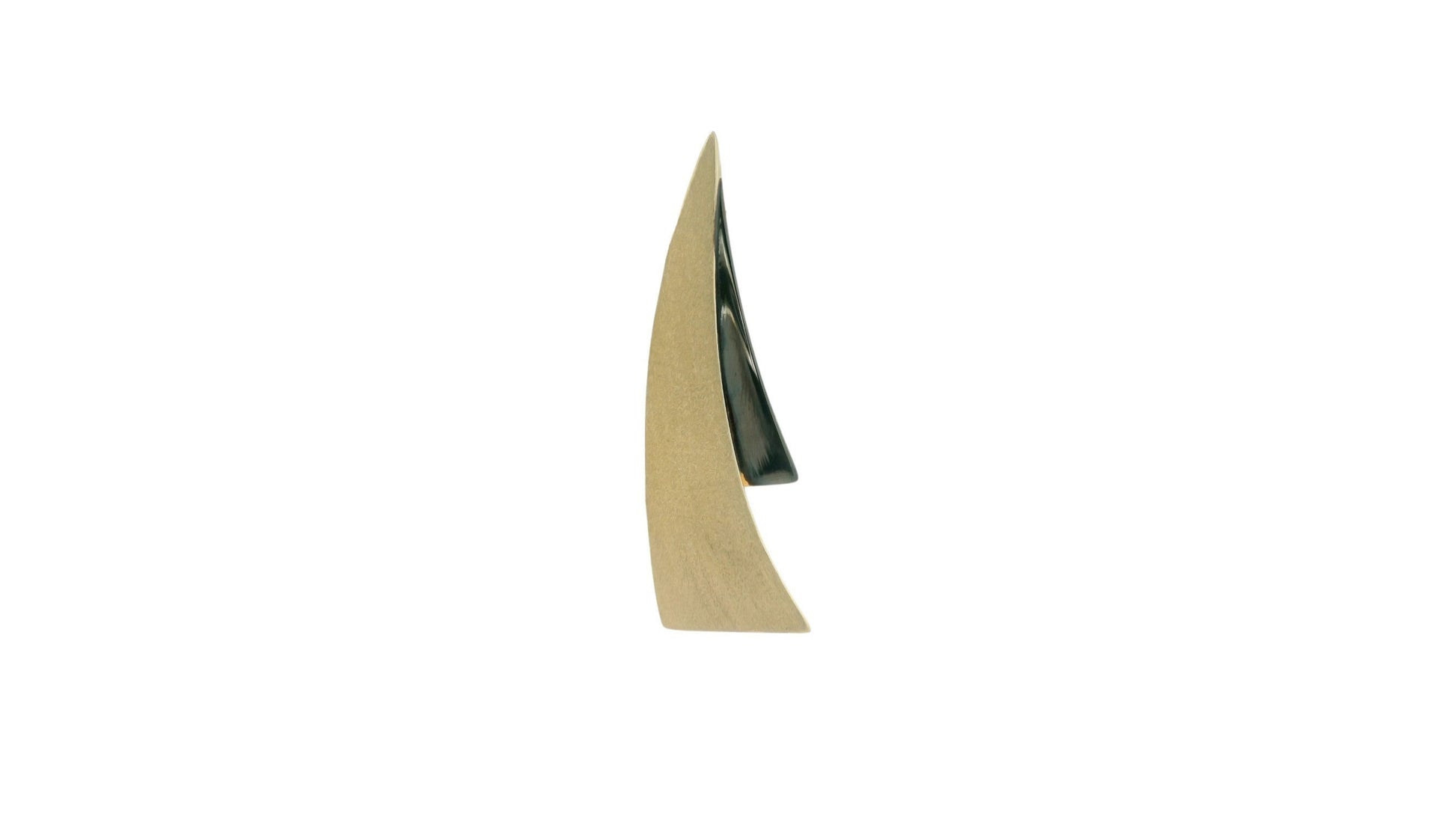 Cercei Antonia Gold geometrici cu formă triunghiulară curbată și textură mată aurie, design minimalist și modern