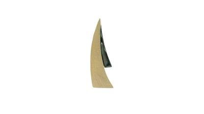 Cercei Antonia Gold geometrici cu formă triunghiulară curbată și textură mată aurie, design minimalist și modern