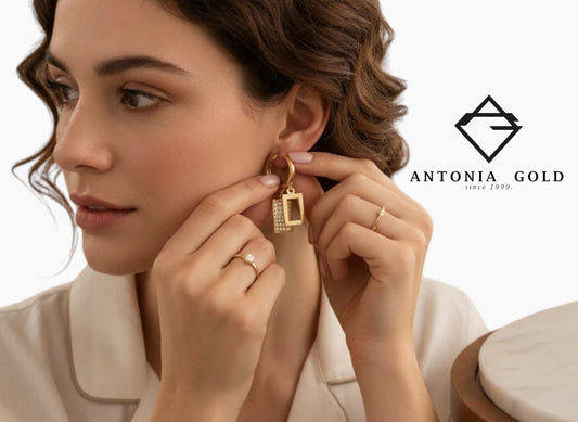 Femeie purtând cercei Antonia Gold tip hoop din aur cu pandantive geometrice dreptunghiulare și pietre de zirconiu