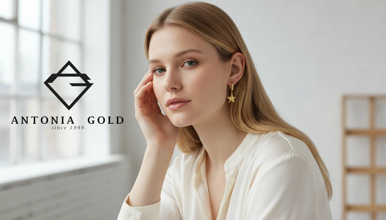 Femeie purtând cercei Antonia Gold tip hoop din aur cu pandantiv în formă de stea, stil elegant și modern.
