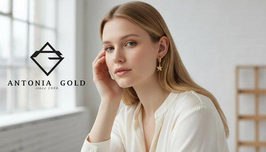 Femeie purtând cercei Antonia Gold tip hoop din aur cu pandantiv în formă de stea, stil elegant și modern.