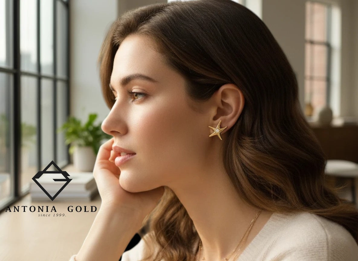 Cercei Antonia Gold tip stud în formă de stea de mare din aur galben cu diamant central, purtați de o femeie elegantă